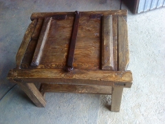 Mesa realizada artesanalmente con una ventana antigua