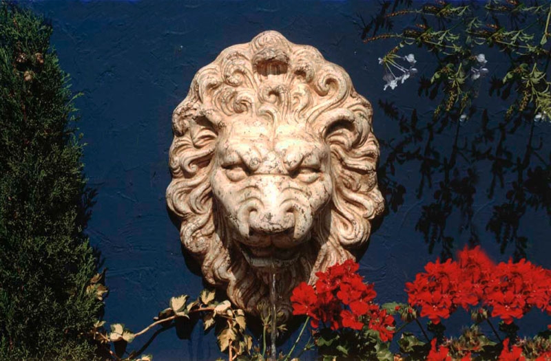 Fuente de pared para jardin o interior. Modelo Cara de Leon. Estilo Renacentista.