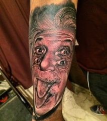 Original tatuaje realista sobre albert einstein, el cientifico mas conocido y popular del siglo xx