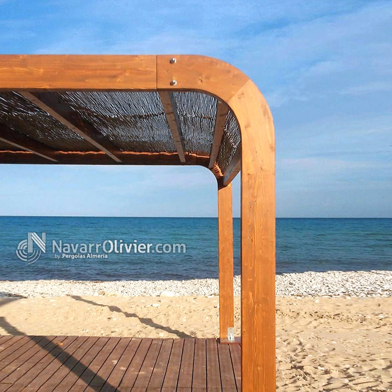 Detalle de pérgola desmontable con cubierta de mimbre para chiringuito. navarrolivier.com