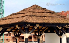 Estructura hexagonal construida en palo redondo con cubierta en tablero fenolico y exterior en brezo