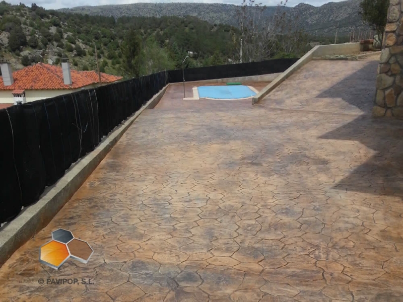 pavimentos hormigon impreso , piscina con suelo de hormigon impreso