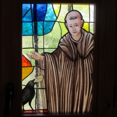Vidriera representando a san benito, en la ermita de san martin en lumbreras, la rioja