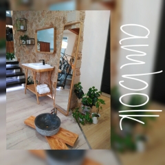 Mueble de bano y complementos en roble natural, perfecto para banos pequenos