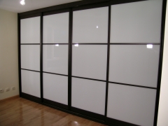 Armario modelo tokio,puertas de cristal blanco y tapetas en wengue