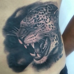 Tatuaje realista retrato de leopardo