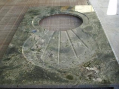Encimera granito de importacion verde imperial, detalle de excavacion en bajo relieve de fregadero escurridor y