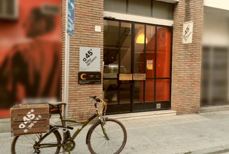 La bici y la entrada a a45º Taller de marcs