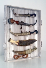 Un marco especial: marco sin vidrio, madera envejecida con patinas, coleccion de dagas exoticas