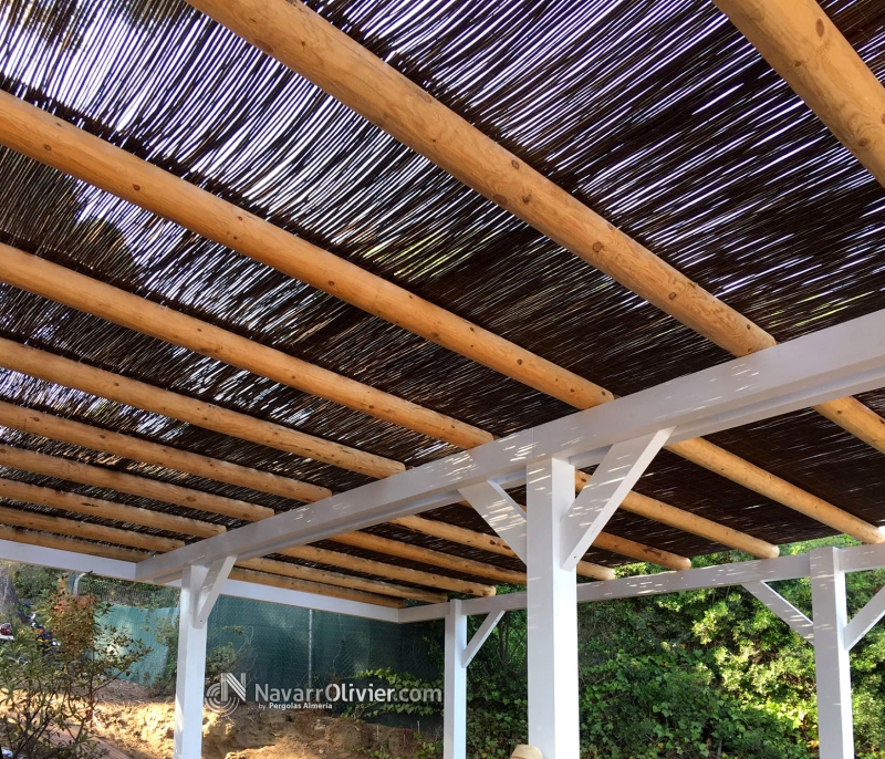 Pérgola en madera laminada, tronco calibrado y mimbre 