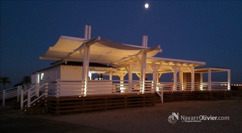 Vista nocturna de chiringuito sobre pilares en madera autoclave, Bongo, Sancti Petri, Cádiz