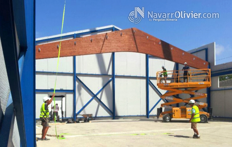 Montaje de vigas pórtico en madera laminar para cubierta de grandes Luces