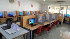 Las escuelas cuentan ademas con aula informatica donde se realizan practicas de examenes de cambridg