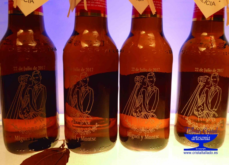 grabar botellas de cerveza para bodas.