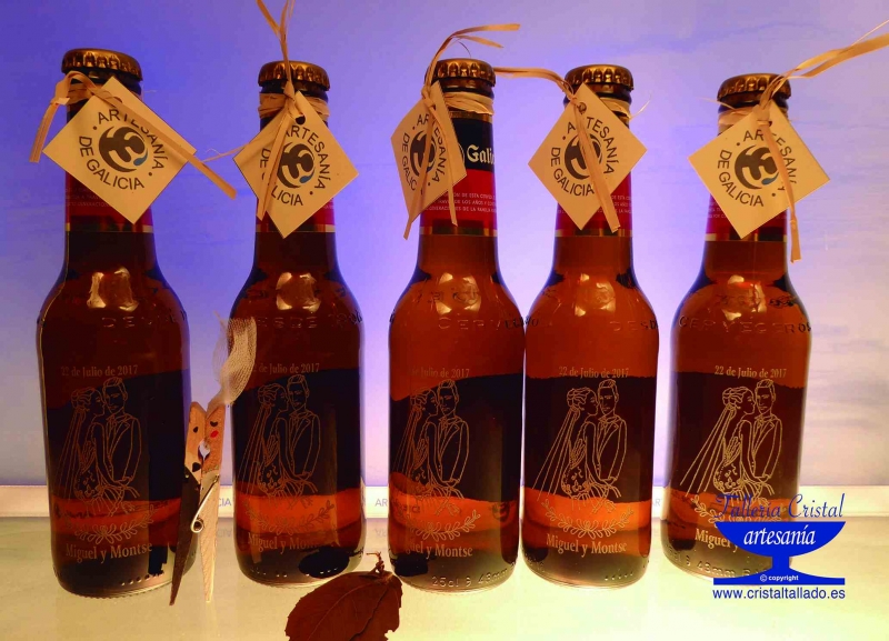 grabar botellas de cervezas para bodas.