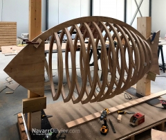 Estructura decorativa en madera con forma de pescado en 3d
