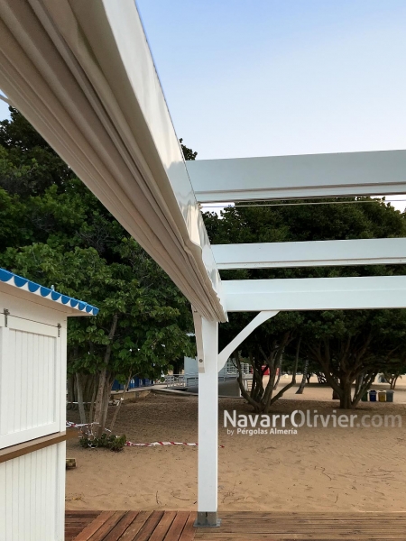 Pérgola blanca en madera laminada con toldo de palilleria