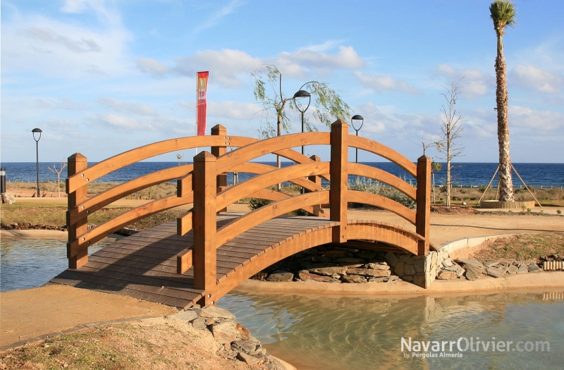 Puente de madera para decoración de jardín con estanque