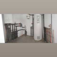 Sala tecnica con deposito de inercia , dando servicio a suelo radiante y acs de vivienda