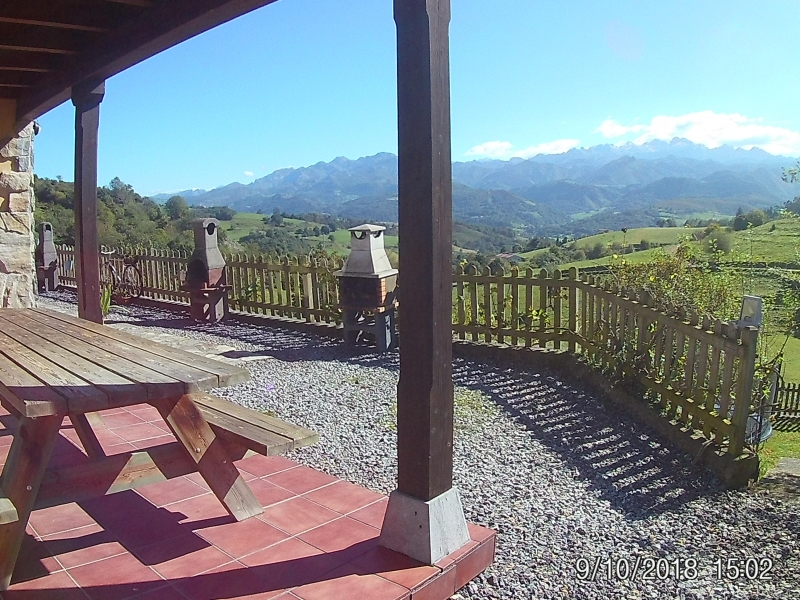 Porche y mesa picnic de la casa Torrecerredo. Barbacoas