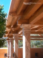 Pergola de madera laminada sobre pilares de marmol travertino