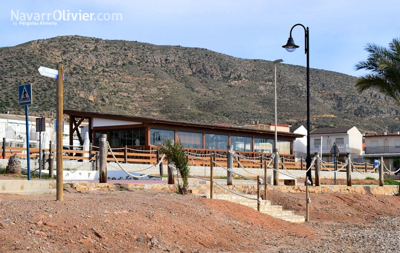 Restaurante de madera de 150 m2 sobre pilotes en Murcia