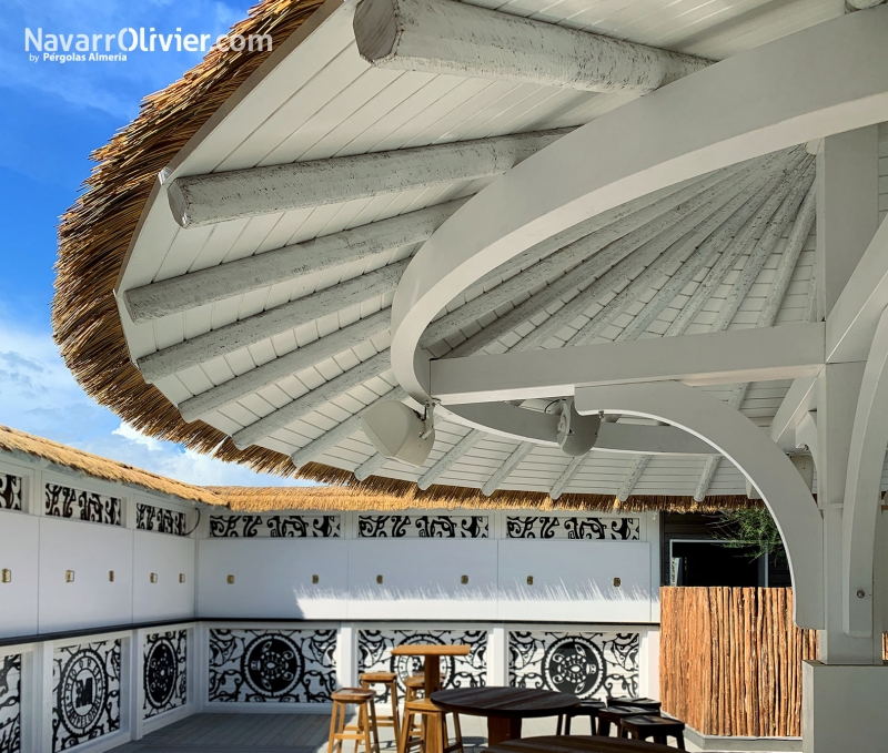 Pergola de diseño singula. Estructura curva de madera