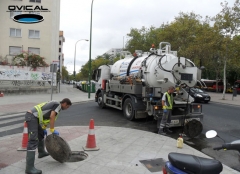 Trabajos de limpieza de tuberias en avda san fco javier sevilla