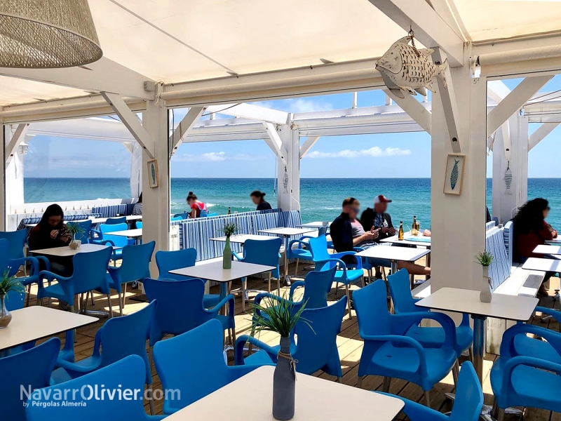 Terraza con pérgola para chiringuito de playa en Badalona 