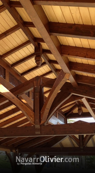 vista interior de cubierta de madera para chiringuito El Torero