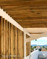 Pergola de madera alistonada con muro de privasidad y proteccion