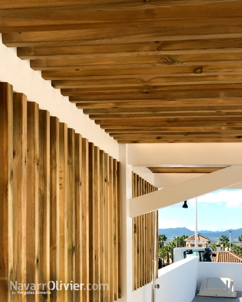 Pérgola de madera con cubierta y muros en emparrillado de listonesparalelos