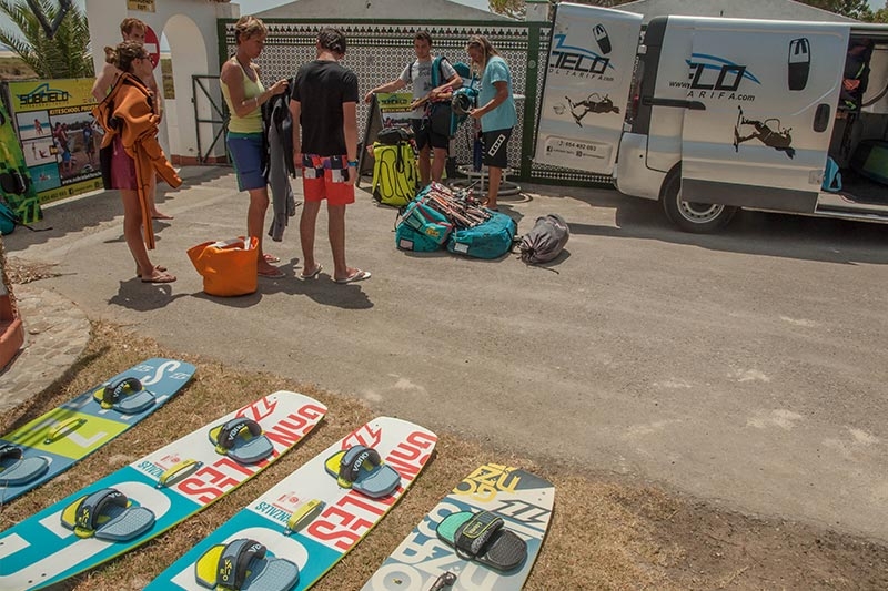 Preparando Clases de Kitesurf en Tarifa