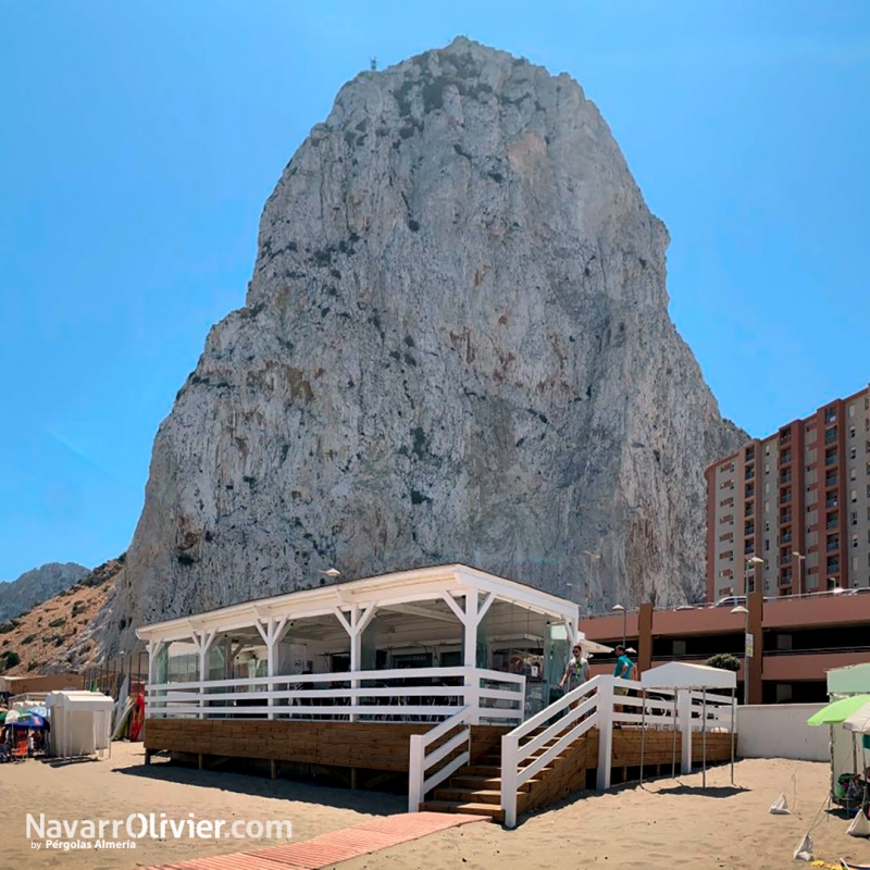 Construcción de chiringuito de madera en Gibraltar