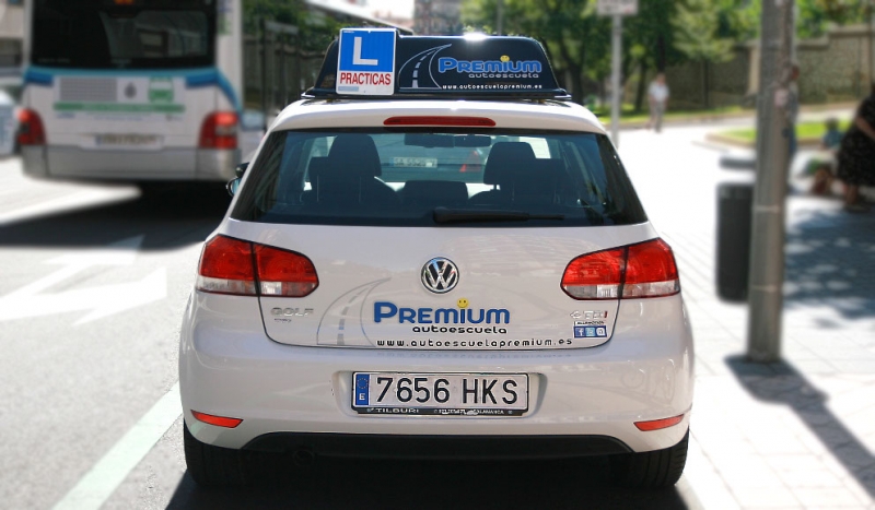 Coche de prácticas de la autoescuela Premium de Salamanca