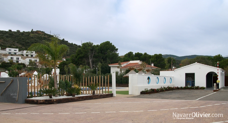 Empalizada en tronco calibrado y muro de madera para piscina de Camping