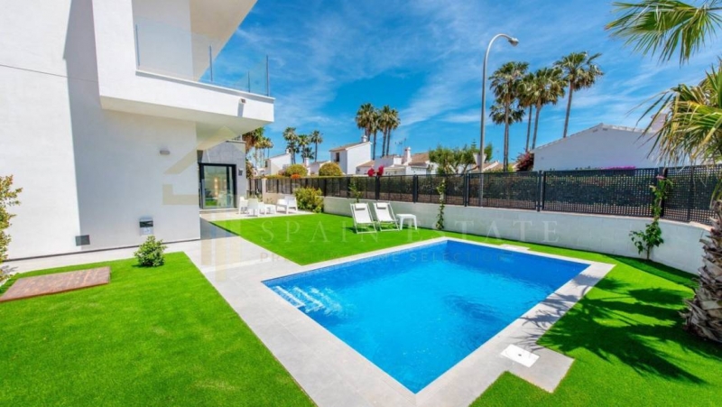 villa for sale in Santiago de la Ribera with private pool