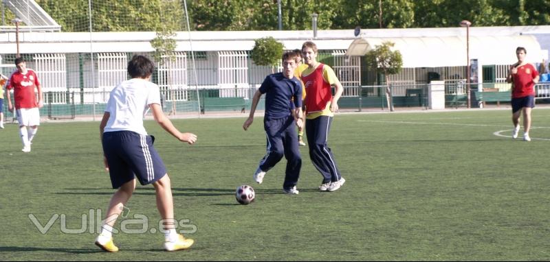 Todos los domingos desde el Colegio Mayor Peñafiel se organiza un partido de fútbol en campo de hierba artificial