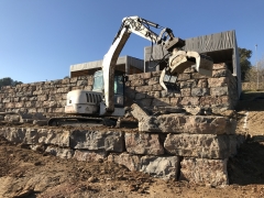 Foto 776 grúa pluma - Excavaciones y Muros de Piedra Nero