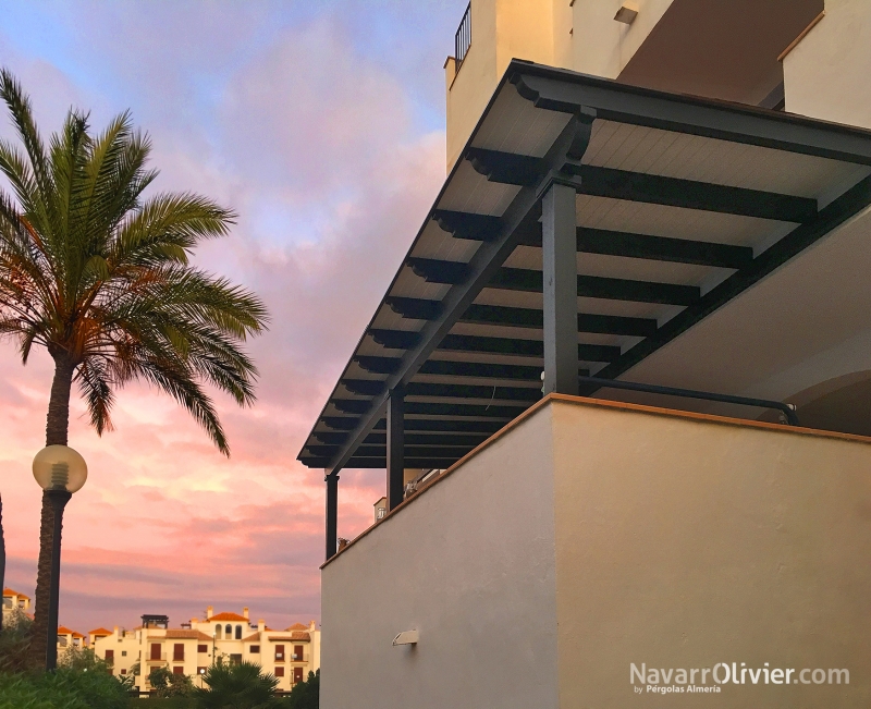 Pérgola para balcón de vivienda de veraneo en Puerto Rey, Vera, Almería