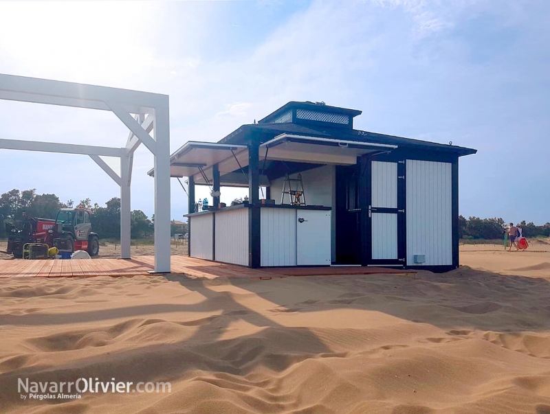 Chiringuito de madera con terraza desmontable en Girona