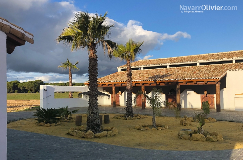 Cuadra de caballos con cubierta construida en troncos y madera. Hinojos, Huelva