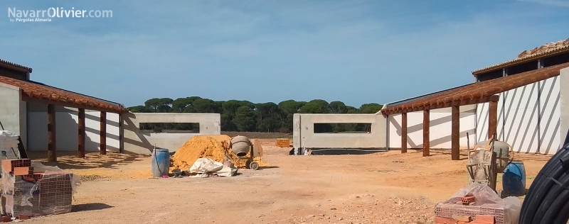Construcción de cubiertas en tronco descortezado para Cuadra Léa Vicens