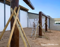 Construccion de cubierta con estructura de troncos tratados