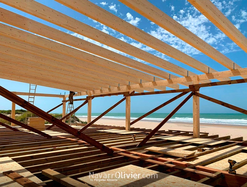 Estructura de madera laminada construida sobre forjado  soportado por pilotes en  playa de la Barros