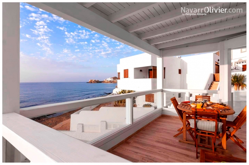 Pérgola para terraza de apartamento turístico en San José, Cabo de Gata, Almería