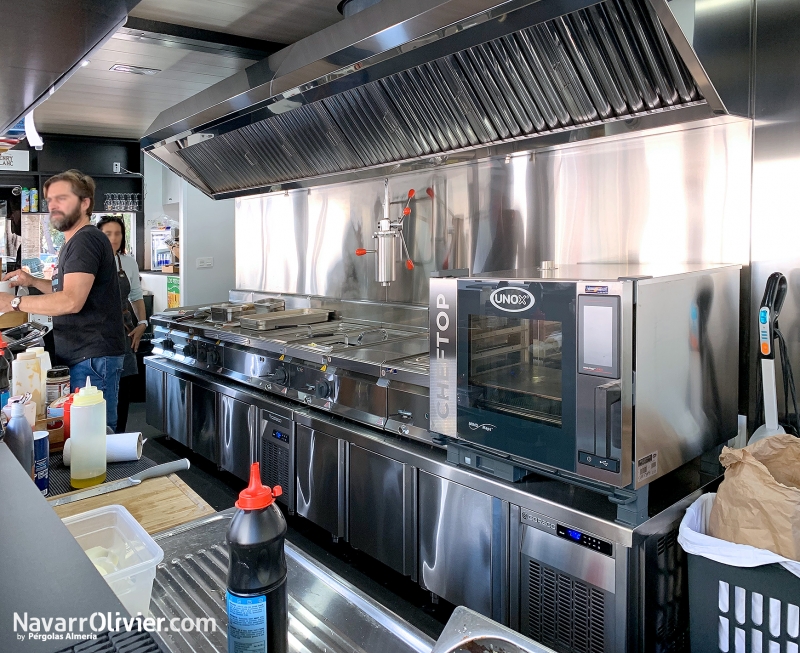 Zona de cocina equipada de chiringuito