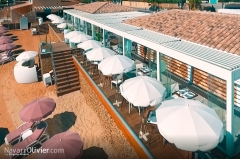 Construccion de club de playa con terraza sobre pilotes y cubierta bioclimatica