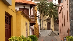 Garachico,donde sus calles adoquinadas invitan a explorar el corazon del pueblo, sus iglesias y cons