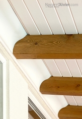 Detalle de pergola adosada de madera con friso blanco